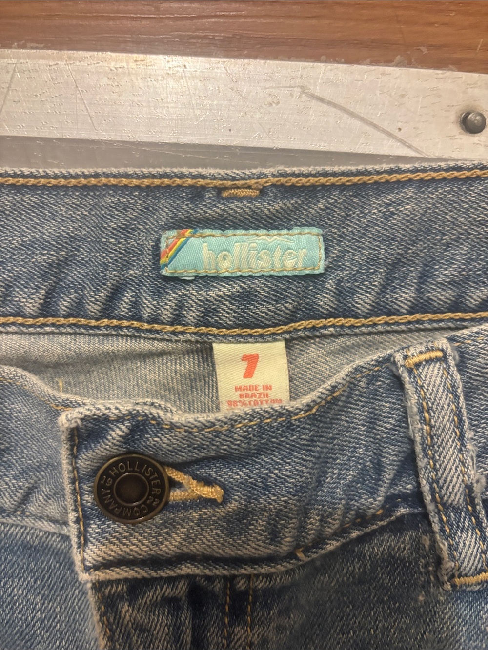 Hollister Women's 7 Mid Wash Cropped Jeans Green Embroidered Design Back Pocket - Picture 3 of 9